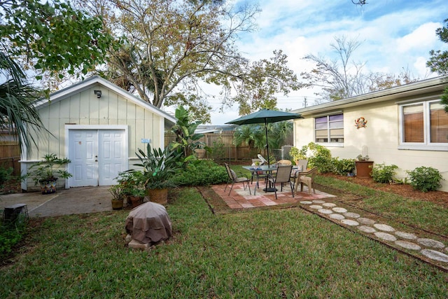 view of yard with a patio area