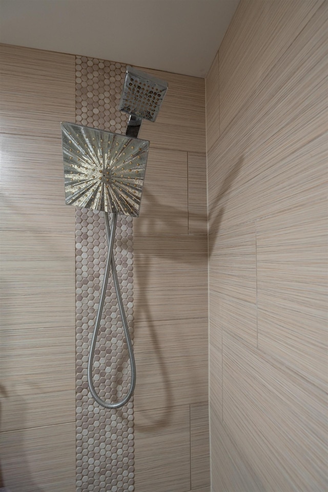 room details featuring tiled shower