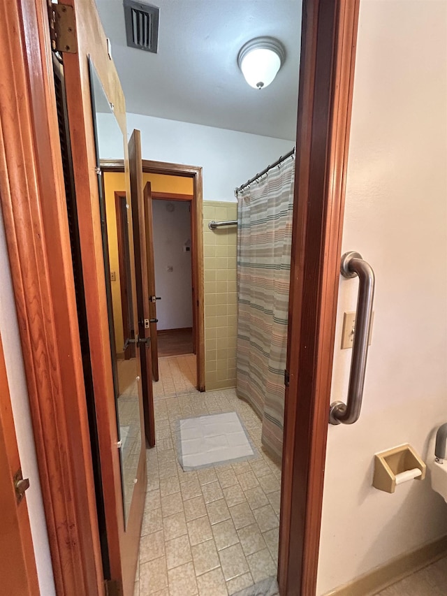 bathroom featuring a shower with curtain