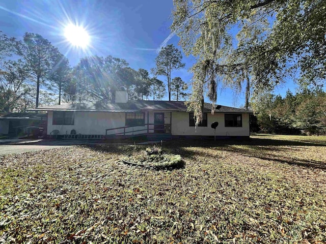 view of front of property featuring a front lawn