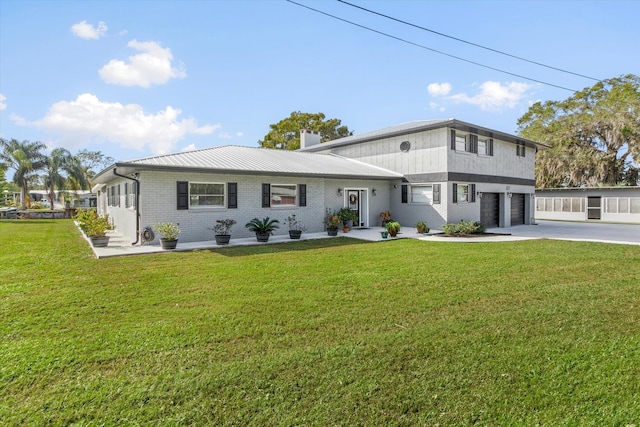 view of front facade featuring a front lawn and a garage