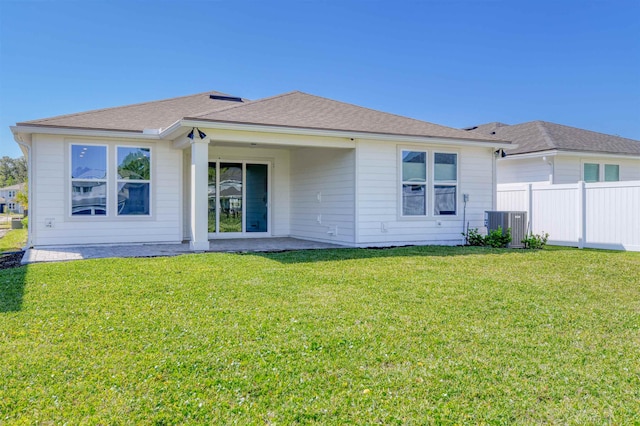 29 Turkey Trot Ct, Saint Augustine, FL 32095 - rear view of property featuring a yard, a shingled roof, a patio, and fence