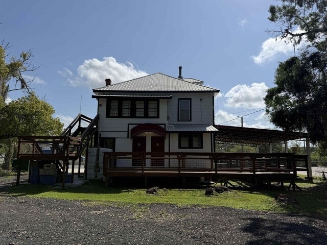 view of front of property featuring an outdoor structure