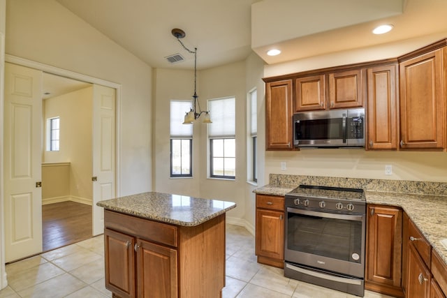 kitchen featuring stainless steel appliances, plenty of natural light, a notable chandelier, and visible vents