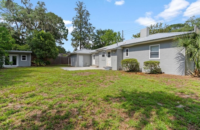 1316 NE 9th St, Gainesville, FL 32605 - view of yard with a patio