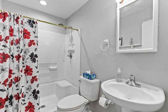 full bathroom with a sink, a shower with shower curtain, and toilet