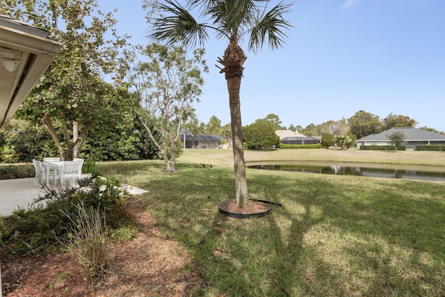 view of yard featuring a water view