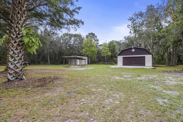 view of yard with an outbuilding and a garage