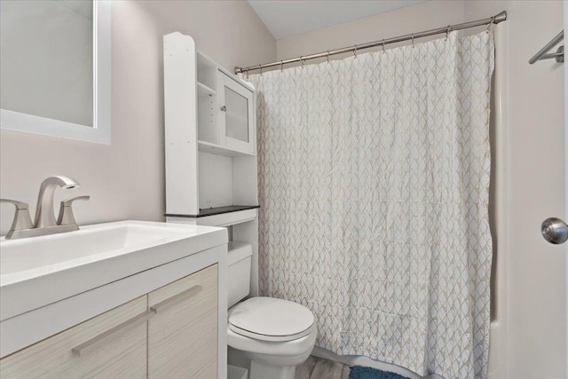 full bathroom with a shower with shower curtain, vanity, and toilet