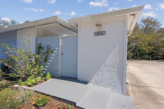 view of exterior entry featuring stucco siding