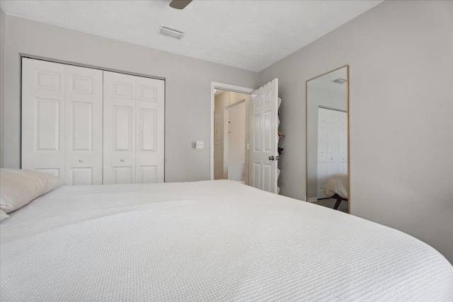 bedroom featuring a ceiling fan, visible vents, and a closet