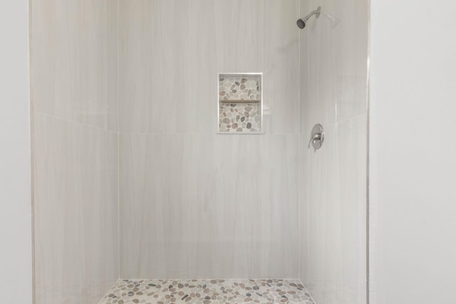 bathroom featuring tiled shower