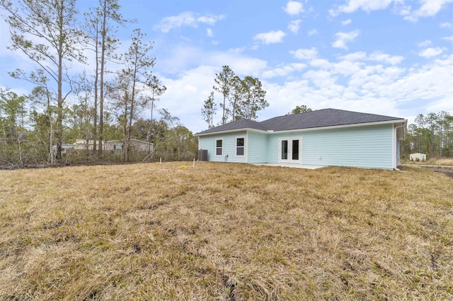 back of house featuring a lawn