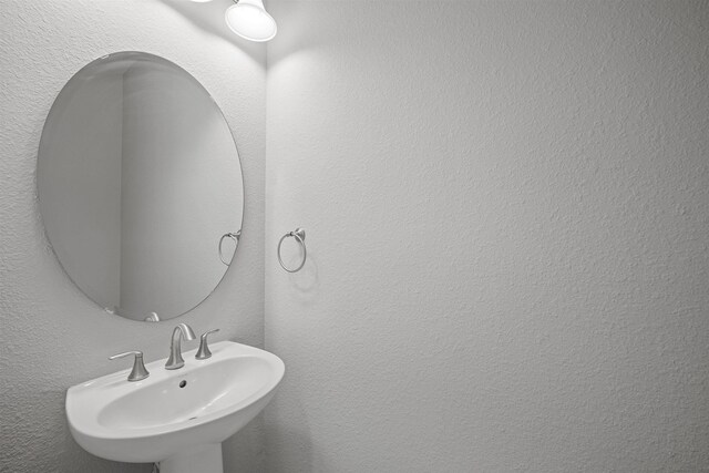 249 La Mancha Dr, Saint Augustine, FL 32086 - bathroom featuring a textured wall and a sink