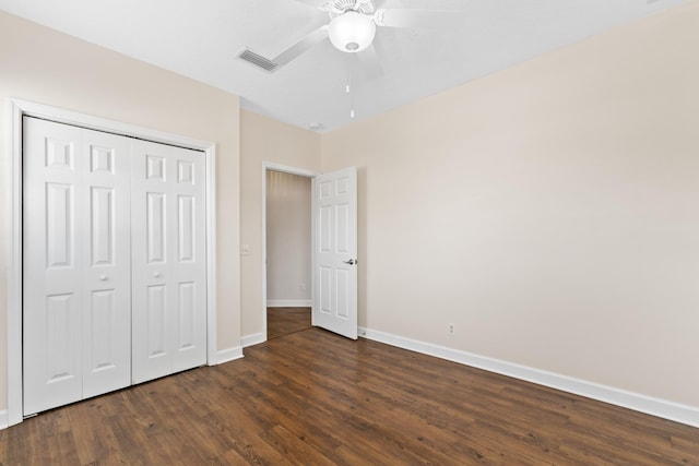 unfurnished bedroom with visible vents, baseboards, dark wood-style floors, ceiling fan, and a closet