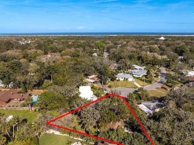 birds eye view of property featuring a forest view