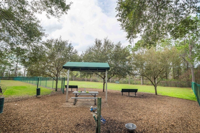 view of property's community featuring a lawn