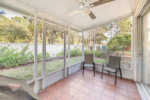 sunroom / solarium with a ceiling fan