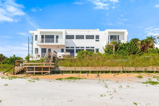 view of front of house with a balcony