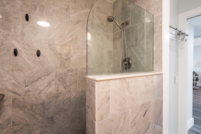 bathroom featuring a tile shower