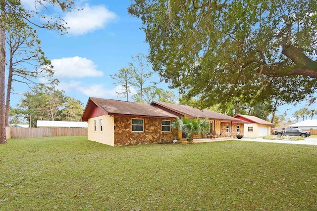 ranch-style house featuring a front lawn