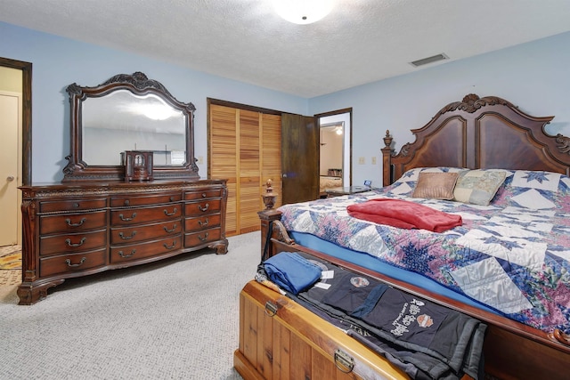 bedroom featuring carpet flooring, a textured ceiling, and a closet