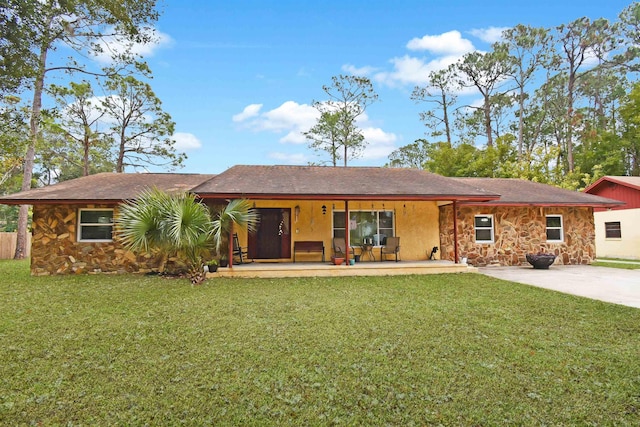 view of front of property with a front lawn and covered porch