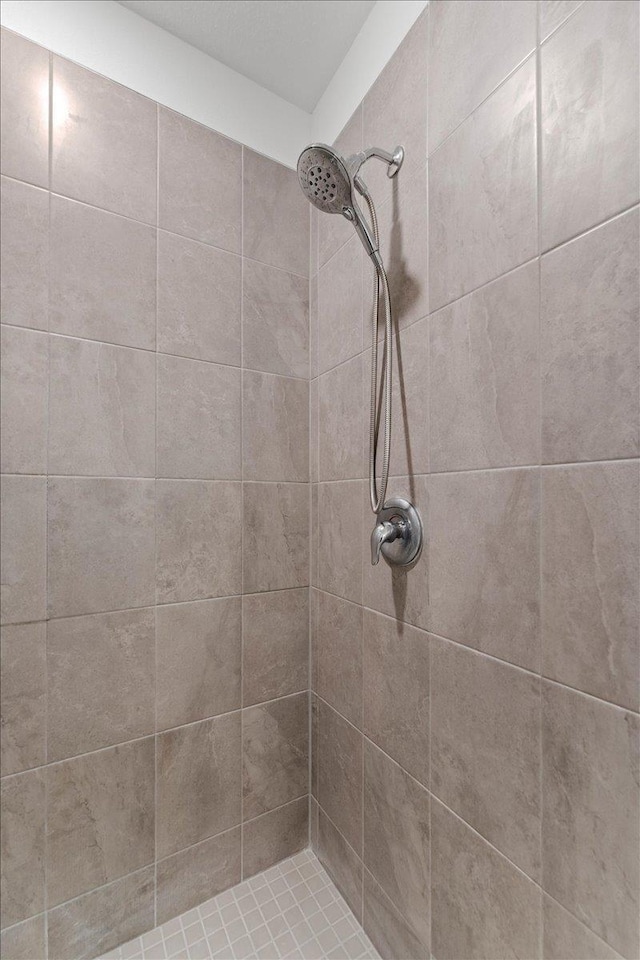 bathroom featuring tiled shower