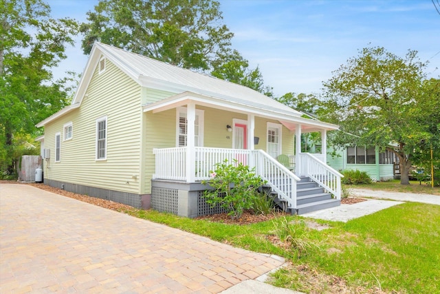 48 Osceola St, Saint Augustine, FL 32084 - bungalow-style home featuring covered porch and crawl space