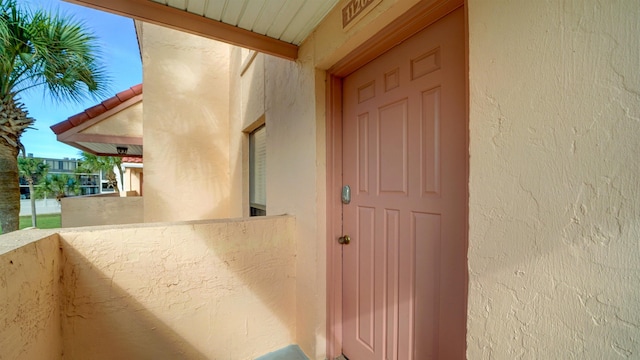 property entrance featuring a balcony