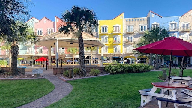 view of property's community featuring a lawn