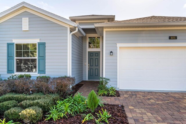 view of front of home featuring a front yard and a garage