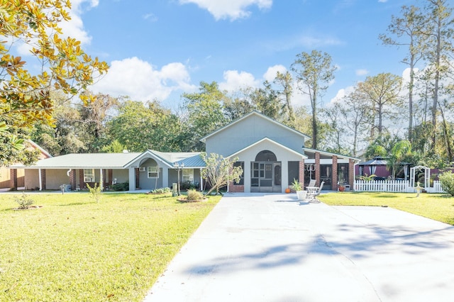 single story home featuring a front lawn