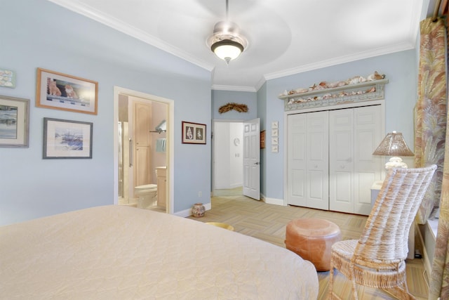 bedroom featuring light parquet floors, ceiling fan, ornamental molding, connected bathroom, and a closet