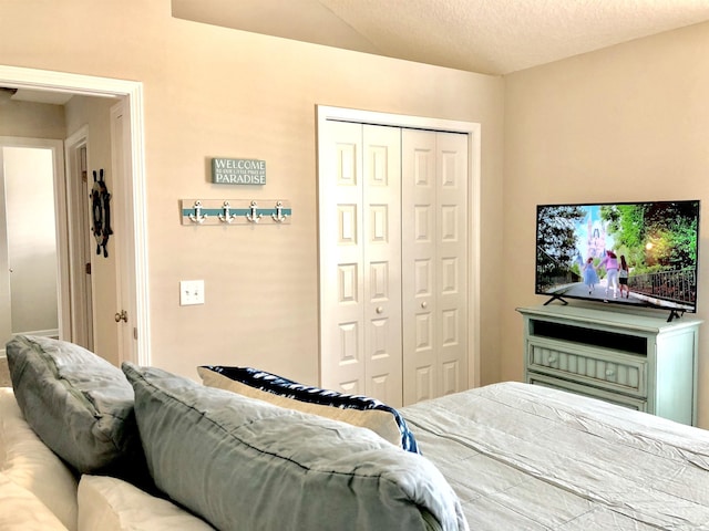 3877 Laurel St, Saint Augustine, FL 32084 - bedroom featuring a closet and a textured ceiling