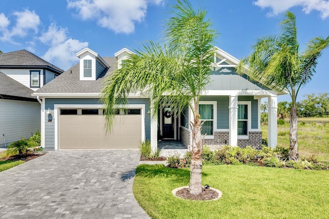 view of front facade featuring a front lawn and a garage