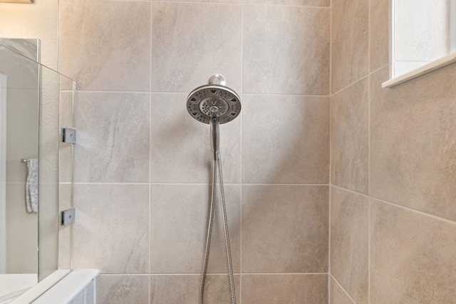 room details featuring a tile shower