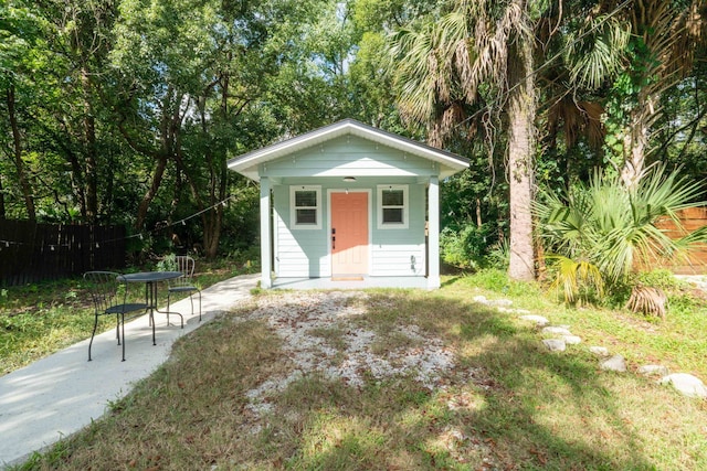 view of outdoor structure featuring an outbuilding