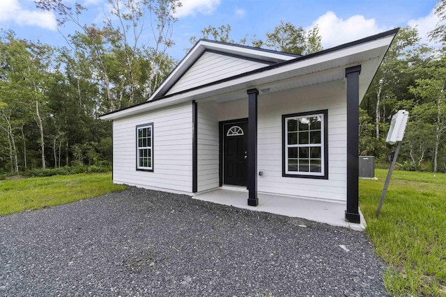 view of front facade featuring a front lawn and covered porch