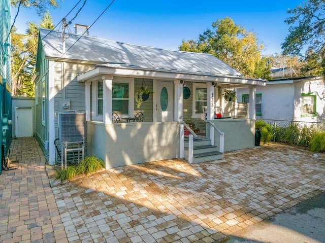 bungalow-style house featuring covered porch