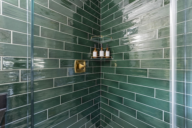 bathroom featuring a tile shower