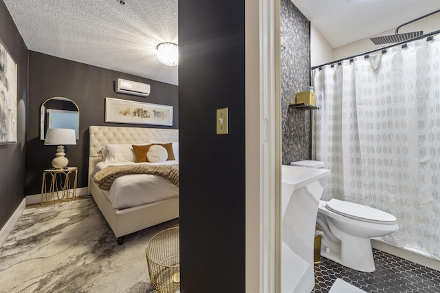 bathroom featuring a wall unit AC, a shower with curtain, a textured ceiling, and toilet