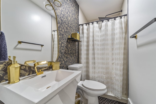 bathroom with a shower with curtain, toilet, and sink