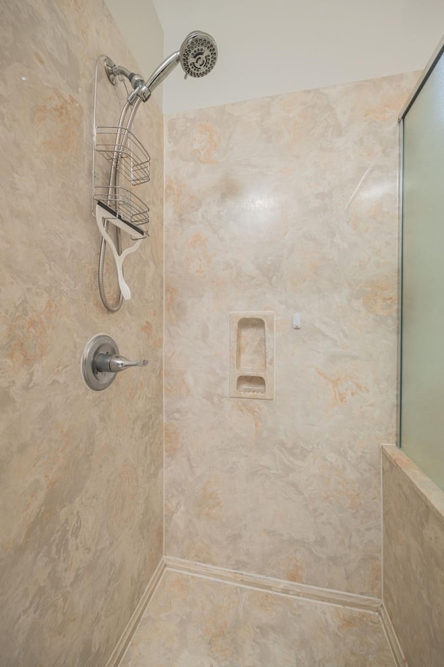 bathroom featuring a tile shower