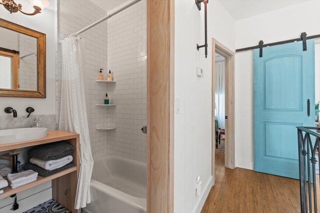 91 Oneida St, Saint Augustine, FL 32084 - full bath with a sink, shower / bathtub combination with curtain, and wood finished floors