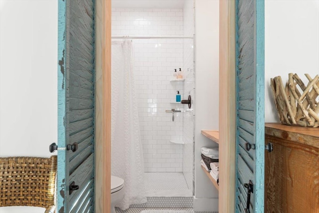 91 Oneida St, Saint Augustine, FL 32084 - bathroom featuring toilet and a shower stall