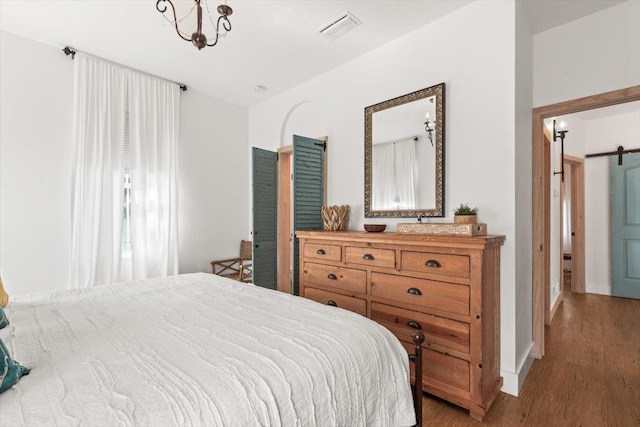 91 Oneida St, Saint Augustine, FL 32084 - bedroom featuring a barn door, visible vents, and light wood-type flooring