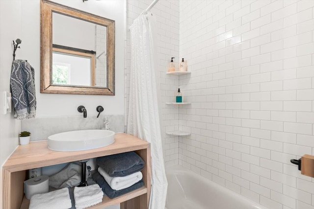 91 Oneida St, Saint Augustine, FL 32084 - full bath with shower / tub combo and a sink