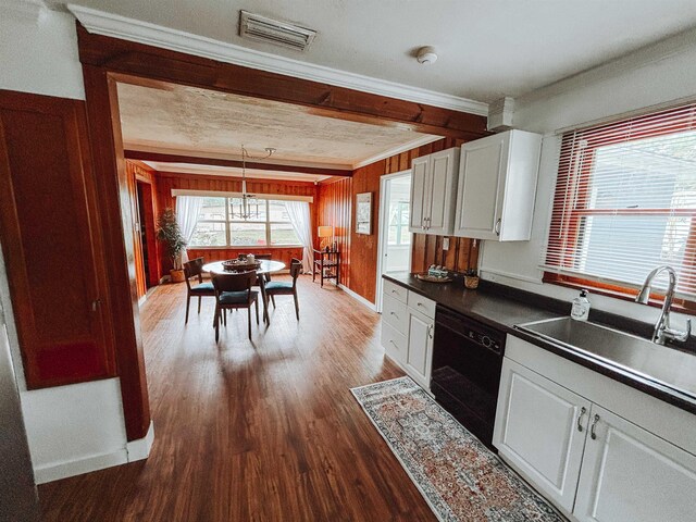 240 Ravenswood Dr, Saint Augustine, FL 32084 - full bathroom featuring a tile shower, toilet, and tile walls