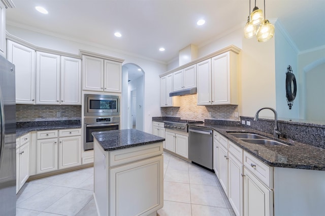 kitchen featuring backsplash, hanging light fixtures, sink, appliances with stainless steel finishes, and kitchen peninsula